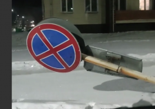 Водитель избегал столкновение со встречным авто ,и угодил в знак