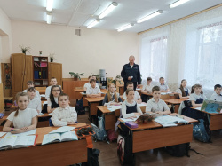 Сотрудники Госавтоинспекции г. Киселевска проводят профилактические беседы со школьниками по управлению мототехникой и СИМ