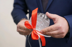 Илья Середюк дал старт акции «Елка желаний» в Кузбассе Илья Середюк дал старт акции «Елка желаний» в Кузбассе