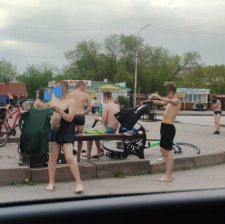 «Купальный сезон» в фонтане открыт (р-н 12 Шахты)
