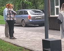 Машина стоит на памятнике ш12 Мужеству посвящается