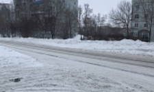 Снегоуборочная техника засыпает въезды во дворы. И так практически по всему Камню