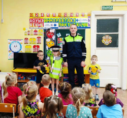 Сотрудники Госавтоинспекции Киселевска напомнили дошколятам о важности соблюдения ПДД