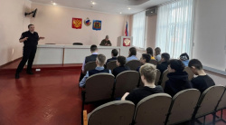В Киселевске полицейские рассказали школьникам о службе в органах внутренних дел