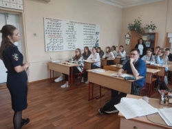 ️В Киселевске сотрудник органов внутренних дел совместно с председателем Общественного совета провели встречу со школьниками по профилактике мошенничества