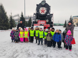 В поселке Промышленная воспитанники  детского сада «Рябинка» поздравили транспортных полицейских с наступающим праздником