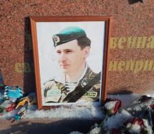 КТО ОН, наш герой-киселевчанин? Увидел , что поминали у стеллы памяти павшим солдатам 