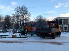 Началась установка новогодней ели в центре Киселевска
