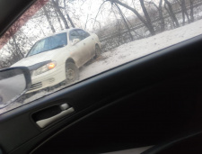 Осторожно, гололед! Не гоняйте! Автомобиль занесло в стоону ЭКО.