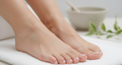 Без пемзы, терок и боли — и о "наждачных" пятках забыла за 1 раз: просто мажу кожу пастой