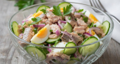 До сих пор вкуснее ничего не придумали: советский салат с сайрой — актуальный рецепт на все времена