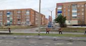 В Киселевске восстанавливают дорожные ограждения после зимней уборки