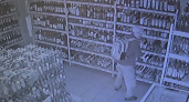 Гость Киселевска разбил витрину магазина ради сигарет и алкоголя