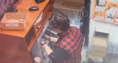 В Кемеровской области 18-летняя продавщица прихватила 5 тысяч рублей из сейфа магазина
